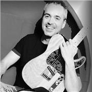 Profesor de canto moderno y técnica vocal. Guitarra y piano para acompañamiento